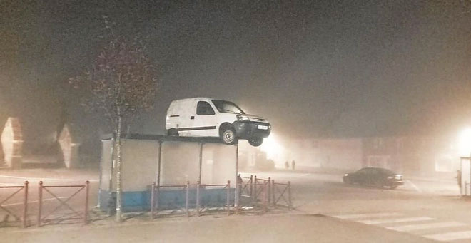 Xe van 5 chỗ bị nhấc bổng lên bến đỗ xe bus, có phải hiện tượng siêu nhiên?