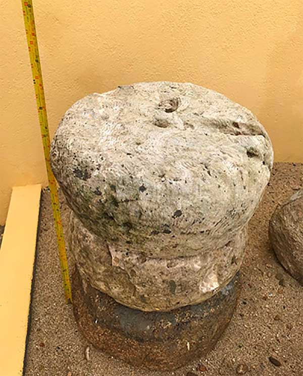 Tảng đá cổ kê chân cột.