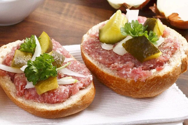 Món hamburger thịt sống của Đức không phải ai cũng dám ăn