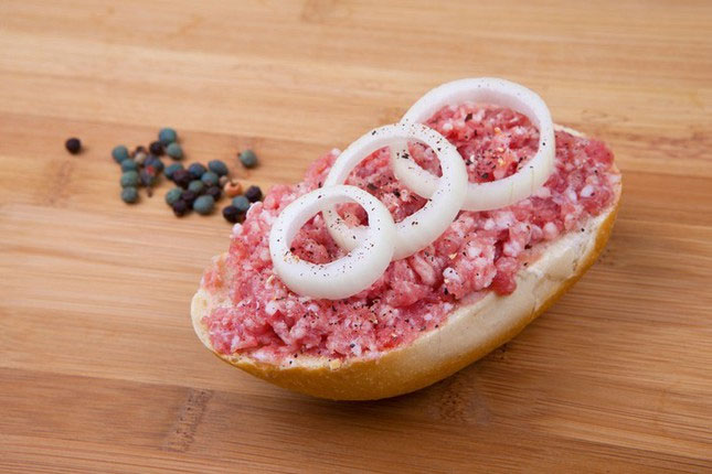 Món hamburger thịt sống của Đức không phải ai cũng dám ăn