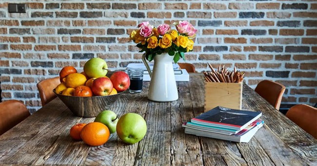 Vì sao đặt hoa cạnh trái cây tươi lại nhanh héo?