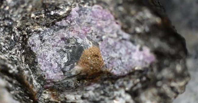 Viên hồng ngọc quý nhất thế giới: giam lỏng sinh vật 2,5 tỉ tuổi