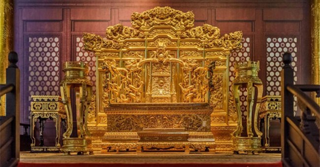 Ghế rồng trong Tử Cấm Thành: Cho tiền, chuyên gia cũng không dám chạm tay vào!