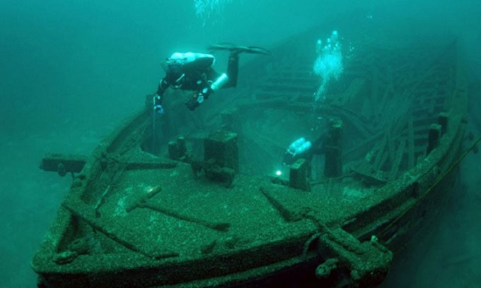 Thợ lặn kiểm tra xác một con tàu dưới đáy hồ.