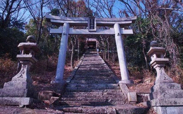  Con đường dẫn đến đỉnh của ngọn núi nhỏ có Ishi-no-Hoden. 