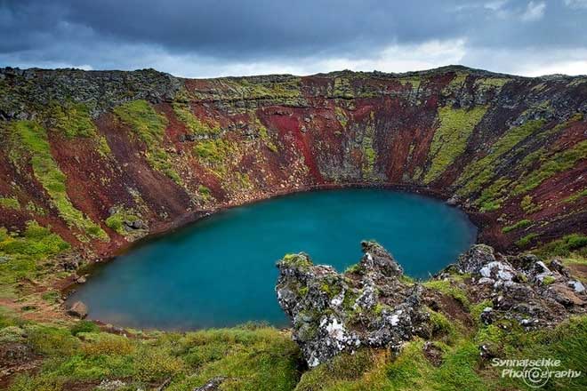 Vì sao hồ miệng núi lửa ở Iceland có màu ngọc lam đặc biệt?