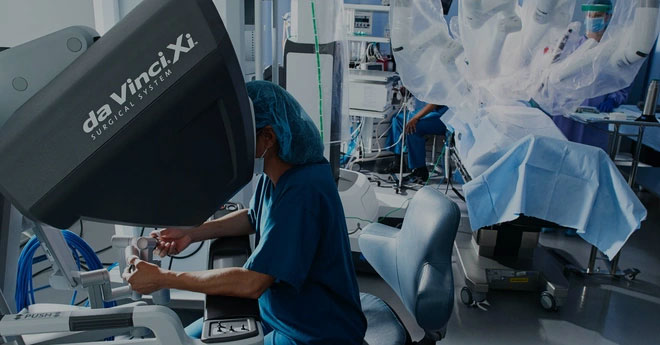  Robot phẫu thuật Da Vinci trợ giúp bác sĩ điều trị hiệu quả hơn cho bệnh nhân. 