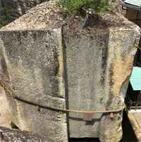 Bất chấp quy luật vật lý, tảng đá 500 tấn cứ lơ lửng trên không - Các chuyên gia cũng bó tay!
