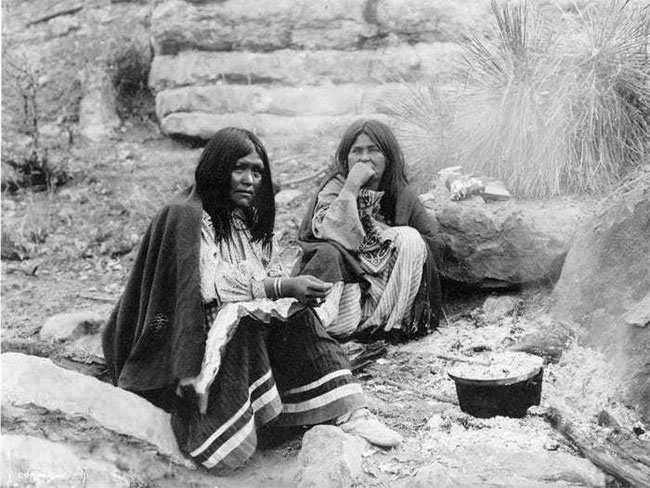 Hai phụ nữ dùng nồi đun nấu, bức ảnh chụp năm 1903
