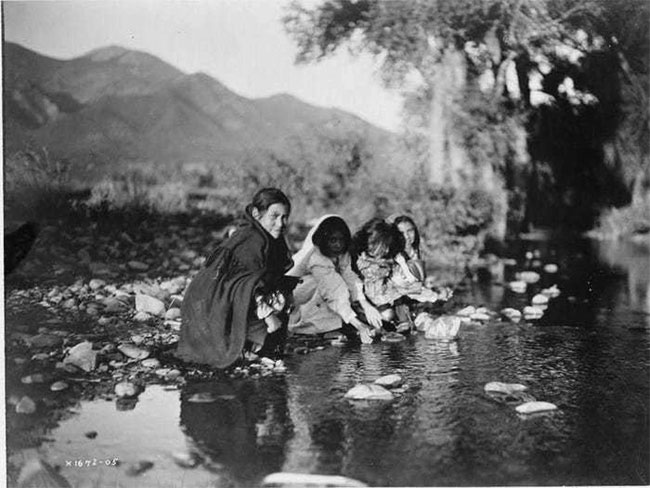 Những trẻ em thổ dân da đỏ bên con suối, bức ảnh chụp năm 1905