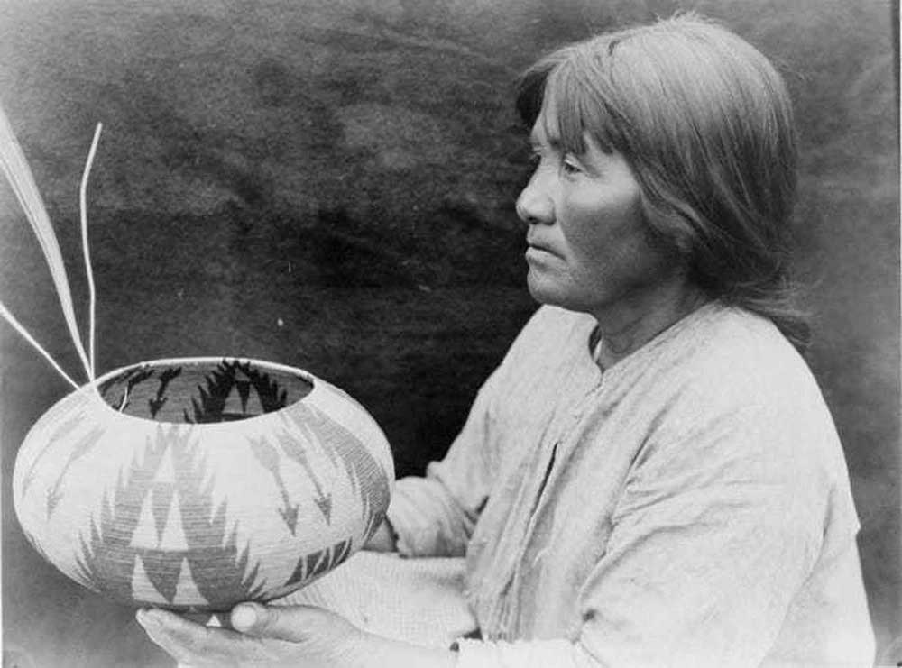 Người phụ nữ bên cạnh chiếc giỏ đan thủ công, bức ảnh chụp năm 1924
