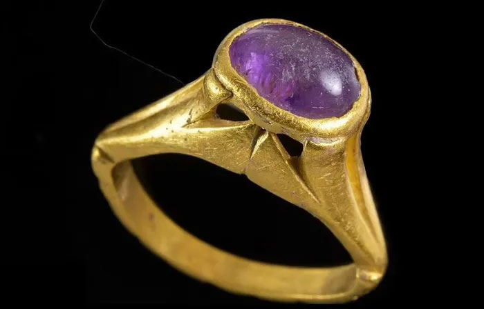 Nhẫn thạch anh tím đẹp xuất sắc bên trong nhà máy rượu vang thời Byzantine lớn nhất thế giới