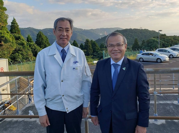 Đại sứ Vũ Hồng Nam (phải) và ông Yamakawa Hiroshi Chủ tịch JAXA tại bãi phóng Uchinora.