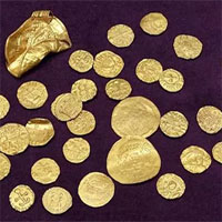 Xúc đất, vô tình tìm ra kho báu vàng 1.400 năm lớn nhất nước Anh