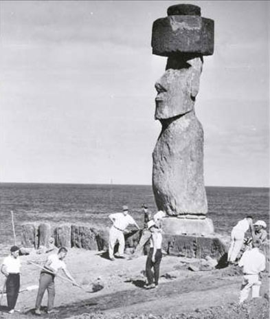 Bức tượng hình mặt người (được gọi là Moai) 