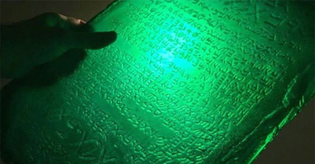 Bí ẩn phiến đá ngọc lục bảo được ôm xuống mồ: Vật thiêng cất giấu bí mật vũ trụ