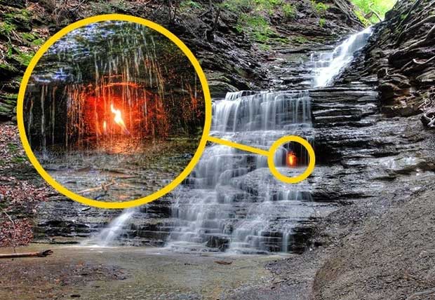 Ngọn lửa vĩnh cửu nằm phía sau thác nước ở công viên Chestnut Ridge, New York