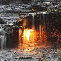 Giới khoa học giải đáp bí ẩn về “ngọn lửa vĩnh cửu” không bao giờ tắt dù nằm ngay dưới thác nước