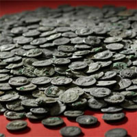 Phát hiện "kho báu khủng", có tới 5.500 đồng tiền cổ vùi dưới sông