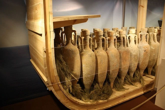 Mô hình thuyền chở rượu vang cổ đại trên Địa Trung Hải.