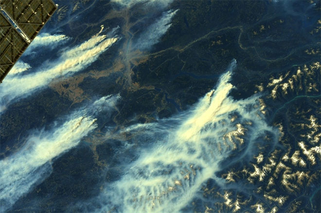  Khói bốc lên từ những khu rừng bị cháy tại Canada ngày 12/8. 
