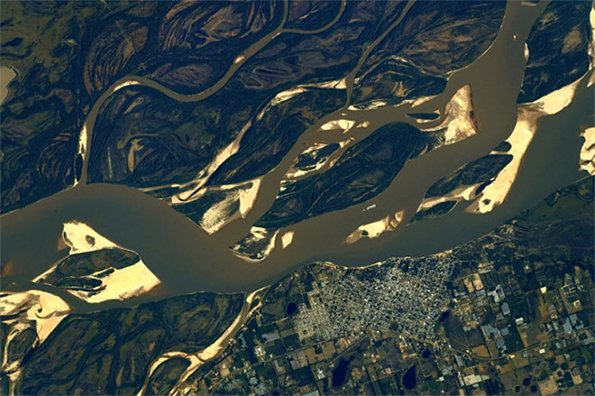 Bức ảnh ngày 9/7 chụp sông Paraná và một phần lãnh thổ Uruguay.