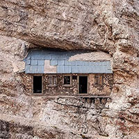 Khám phá căn nhà cổ độc đáo ẩn mình trong một ngọn núi