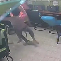 Video: Rắn phi thân tấn công nam thanh niên trong quán Internet