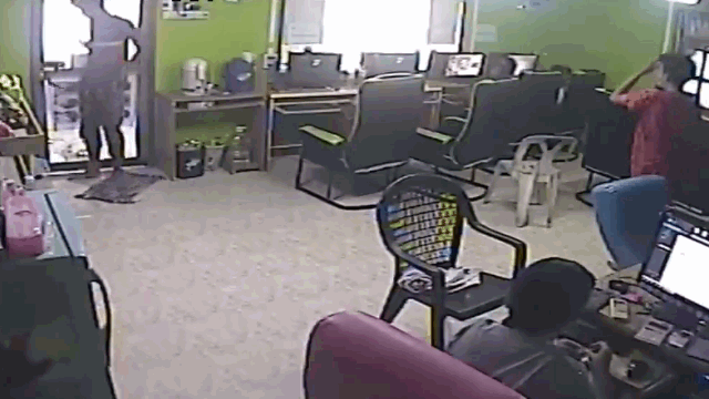 Quá hốt hoảng, nam thanh niên vội vàng bỏ chạy và trượt ngã xuống sàn nhà