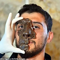 Mặt nạ kỵ binh La Mã 1.800 năm tuổi được phát hiện ở Thổ Nhĩ Kỳ