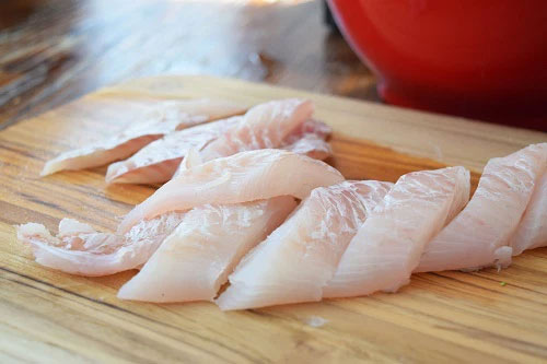 Với cá lóc, hãy dùng kéo để cắt xương sống.