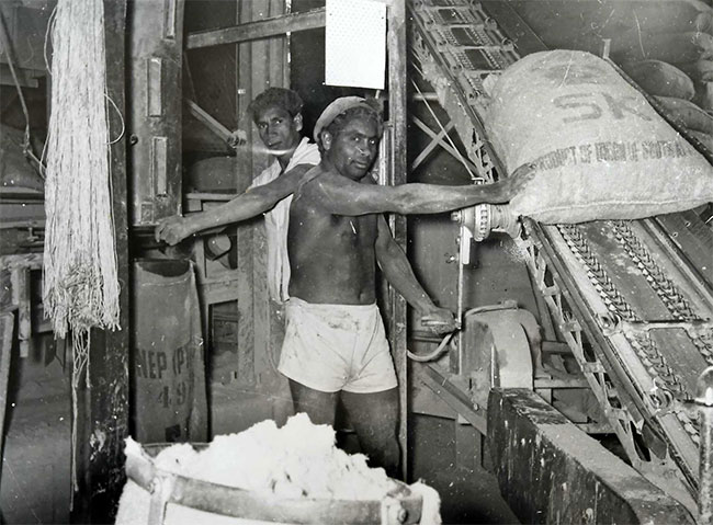 Hình ảnh trong nhà máy sản xuất amiăng những năm 1960-1970