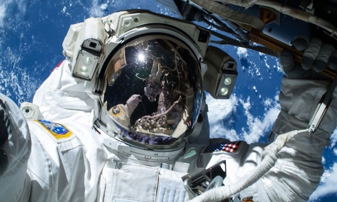 NASA hủy bỏ chuyến đi bộ không gian vì các mảnh rác vũ trụ