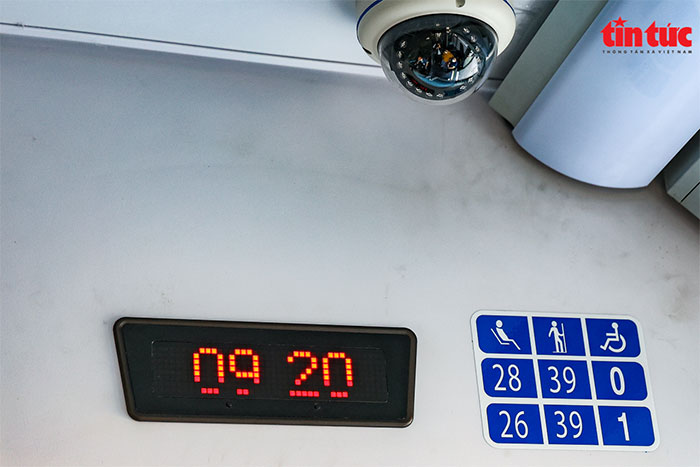 Bảng điện tử hiển thị thời tiết, ngày giờ và tổng số ghế ngồi trên xe