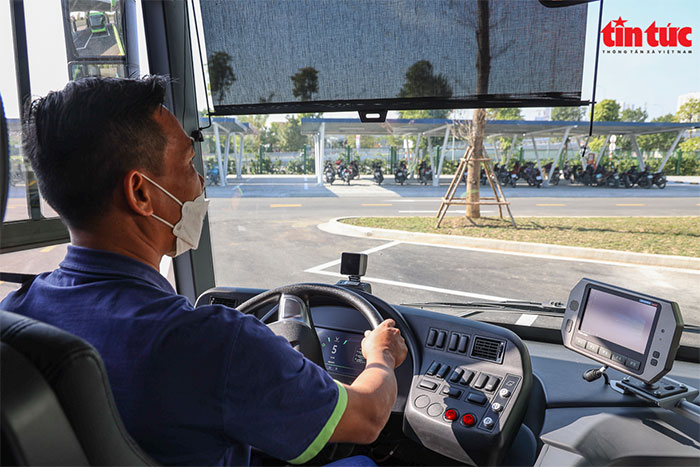 Cận cảnh khoang lái của xe buýt điện đầu tiên tại Hà Nội.