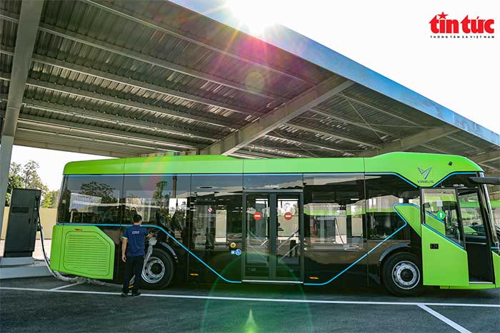 Những chiếc xe buýt điện đầu tiên sẽ chính thức chạy chở khách trên đường phố Hà Nội từ sáng 2/12/2021.