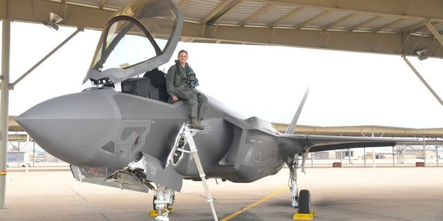 Một nữ phi công chiến đấu trên chiếc F-35A.