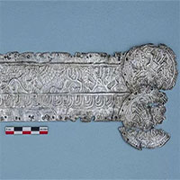 Khai quật được chiếc đĩa bạc có hình nữ thần Scythia ngực trần