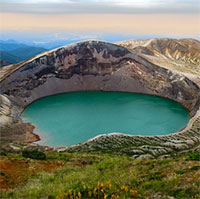 Hồ ngũ sắc được ví như "nồi nấu ăn" nằm trong miệng núi lửa Nhật Bản