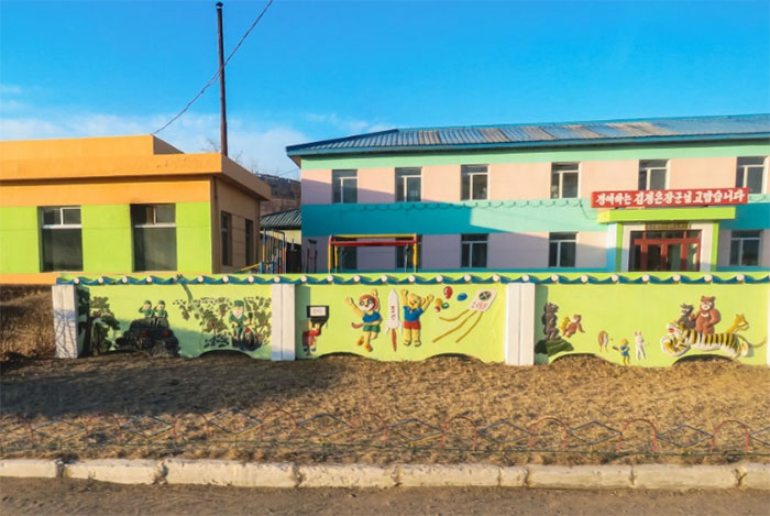 Những bức tranh tường đầy màu sắc sặc sỡ tại các trường mẫu giáo và trường tiểu học