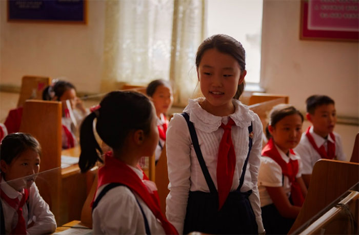 Hai nữ sinh đang luyện nói ngoại ngữ tại một trường học gần quận Mangyongdae