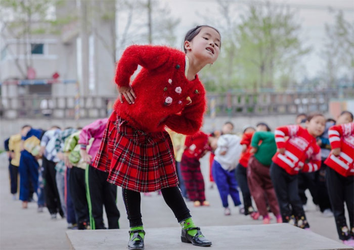 Học sinh mẫu giáo tập thể dục tại một trường học ở Kaesong, Triều Tiên