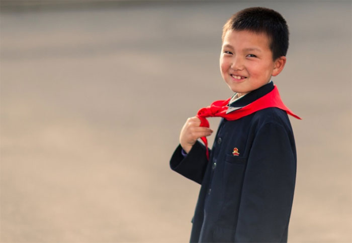 Một cậu bé đeo khăn quàng đỏ đặc trưng của Đoàn thiếu nhi Triều Tiên