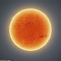 Ngắm bức ảnh "rõ nét nhất từ trước đến nay" về Mặt trời, kết hợp từ 150.000 bức ảnh riêng lẻ