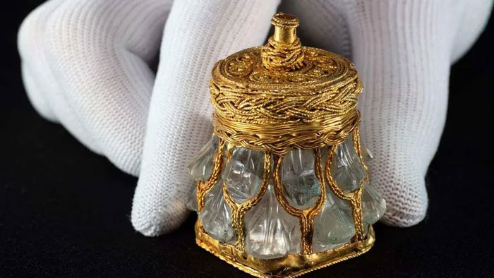 Hé lộ bí ẩn về chiếc lọ pha lê bọc vàng trong kho báu từ thời Viking