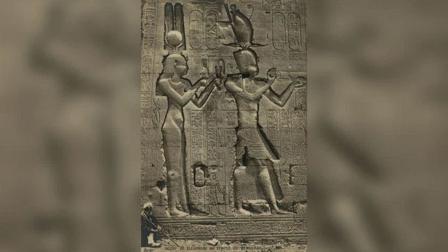Bức điêu khắc hình ảnh nữ hoàng Cleopatra VII và con trai của mình Caesarion