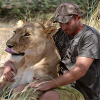 Sư tử cái quấn quýt ôm chầm người cứu mạng khiến cả thế giới "kinh ngạc"
