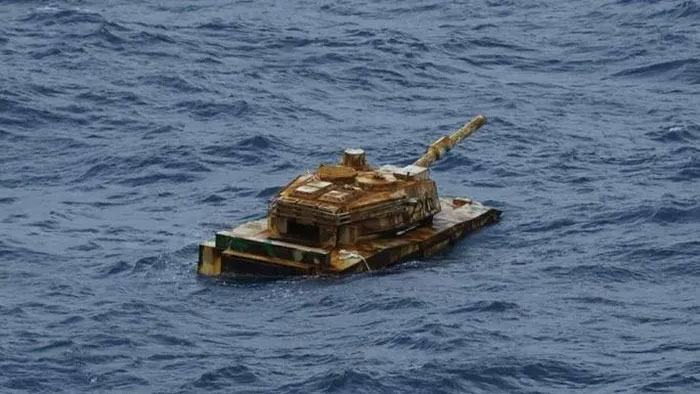 Quân đội Indonesia đau đầu với xe tăng bí ẩn… trôi nổi ngoài biển