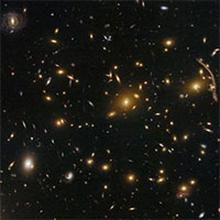 Hubble đã phát hiện ra một "con rồng vàng bí ẩn" cách chúng ta 4 tỷ năm ánh sáng, trải dài 5 thiên hà!