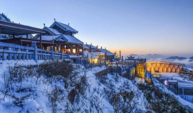 Tuyết bất ngờ phủ trắng đỉnh Fansipan ngày cuối tuần, sắp tới nhiệt độ sẽ giảm rất sâu